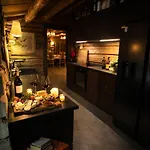 Historical & Exclusive - In-out - 18 People *